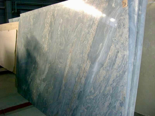 300種類以上の各国から取り寄せた本物の天然大理石を使用し、大理石テーブル、カウンター、お部屋の壁やお風呂など、インテリア、内装の施工を―ダーメイドで承ります