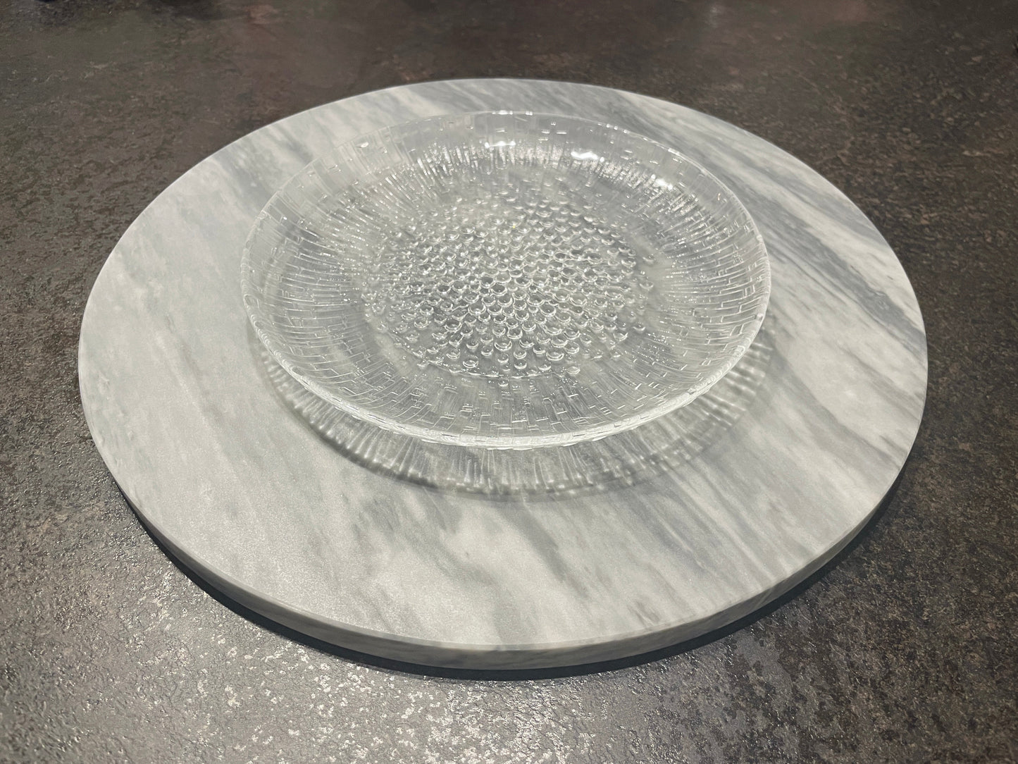 本物の大理石で作った、丸い皿、食器の組み合わせ
